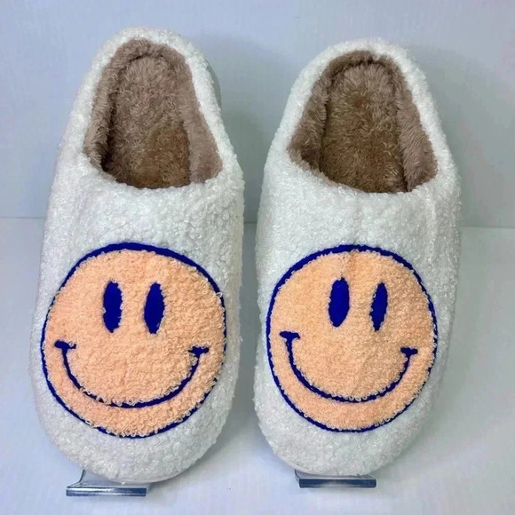 Nordic Peace Shoes - 😊”Happy Face Slippers” NWT Nordic Peace White w/ Tan Faux Size 9/10😊